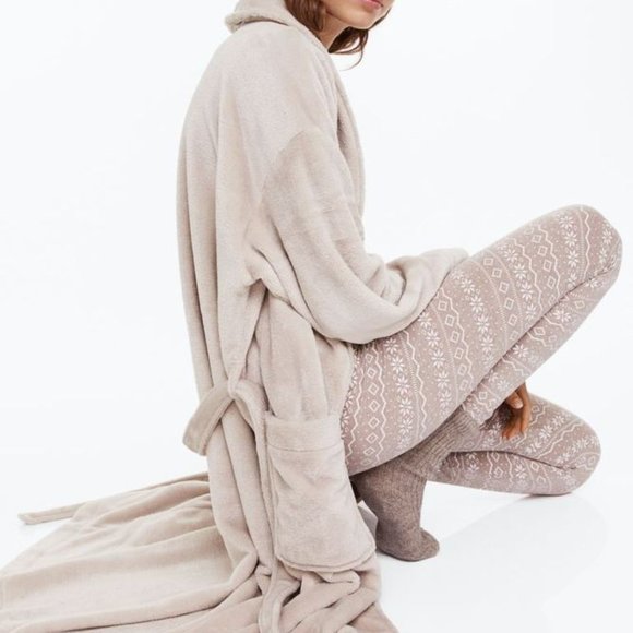 (NWT) H&M - taupe fleece bath robe - Picture 5 of 7